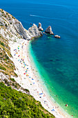 Der Strand Due Sorelle (zwei Schwestern), Conero Riviera, Sirolo, Provinz Ancona, Marken, Italien