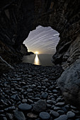 Höhle, mit Blick auf die Insel Palmaria, Porto Venere, Provinz La Spezia, Region Ligurien, Italien, Europa (Star trail Aufnahme)