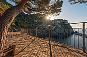 Sonnenaufgang hinter dem Dorf beleuchtet den Hafen von Manarola, Nationalpark Cinque Terre, Manarola, Gemeinde Riomaggiore, Provinz La Spezia, Region Ligurien, Italien, Europa