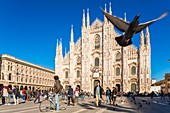 Italien, Lombardei, Mailand, Piazza del Duomo, die zwischen dem 14. und 19. Jahrhundert erbaute Kathedrale der Geburt der Heiligen Jungfrau (Duomo) ist die drittgrößte Kirche der Welt