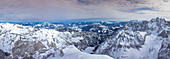 Winterlandschaft der Berge im Wilden Kaiser am Ellmauer Tor, Bergpanorama mit Felswänden des Kaisergebirges, Tirol, Österreich