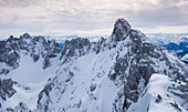 Winterlandschaft der Berge im Wilden Kaiser am Ellmauer Tor, Bergpanorama mit Felswänden des Kaisergebirges, Tirol, Österreich