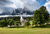 Blick auf die St. Johannes der Täufer Kirche in Grainau, im Hintergrund der Waxenstein, Grainau, Bayern, Deutschland, Europa