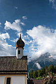 Blick auf die St. Josef Kapelle in Grainau, im Hintergrund der Waxenstein, Grainau, Bayern, Deutschland, Europa