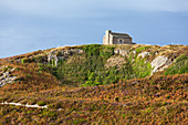 Das alte Steinhaus am Cap Erquy wurde einst von der Küstenwache gebaut. Maison du Douanier, Bretagne, Frankreich