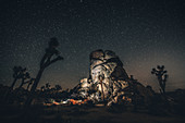 Beleuchteter Granitfels unter Sternenhimmel im Joshua Tree National Park, Joshua Tree, Los Angeles, Kalifornien, USA, Nordamerika