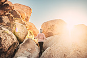 Frau wandert zwischen Felsen im Joshua Tree National Park, Los Angeles, Kalifornien, USA, Nordamerika