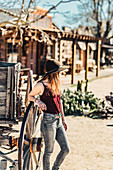 Cowgirl auf Straße von Pioneertown, Joshua Tree National Park, Kalifornien, USA, Nordamerika