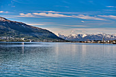 Blick auf Tromsø mit der Eismeerkathedrale, Norwegen, Europa