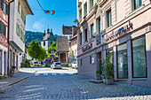 Kirchstraße mit Sicht auf Pfarrbücherei und Pfarramt St. Gallus, Bregenz, Vorarlberg, Österreich