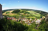 Wandern bei Arnsberg im Altmühltal, Landschaft, Dorf, Fluss, Felder, Blick, Oberbayern, Bayern, Deutschland