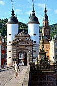 Auf der alten Brücke mit Brückentor, Tor, Mittelalter, Menschen auf Brücke, Heidelberg am Neckar, Baden-Württemberg, Deutschland