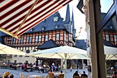 Am Rathaus in Werningerode im Nord-Harz, Fachwerkhäuser, Altstadt, Café, Sachsen-Anhalt, Deutschland
