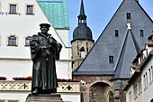 Am Marktplatz mit Rathaus und Lutherdenkmal in der Lutherstadt Eisleben, Stadtkirche, Sachsen-Anhalt, Deutschland