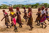 Frauen singen, tanzen und springen vor der Bullensprung-Zeremonie des Hamer-Stammes, einem Übergangsritus, der einen Jungen in die Männlichkeit einweiht, Omo Tal, Äthiopien