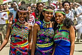 Irreecha-Festival am Hora-Harsadi-See in Bishoftu außerhalb von Addas Abeba, Äthiopien. Über 4 Millionen Oromo aus ganz Äthiopien sollen zum Festival gekommen sein. Die Oromo-Bevölkerung in Äthiopien beträgt ungefähr 35 Millionen (1/3 der Bevölkerung des Landes). Die Oromos feiern Irreecha, um Waaqa (Gott) für die Segnungen und Barmherzigkeit zu danken, die sie im vergangenen Jahr erhalten haben, und um das Ende der Regenzeit zu feiern und die Erntezeit zu begrüßen.