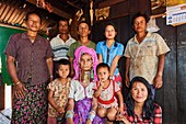 Mehrgenerationen-Porträt der Bauernfamilie Kayan Lahwi. Die Großmutter trägt die traditionelle Messinghalskrause und Kleidung, die die jüngere Frauen nicht mehr anziehen wollen.  Pan Pet Region, Bundesstaat Kayah, Myanmar.