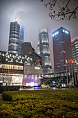Leuchtende Skyline von Shanghai, China bei Nacht