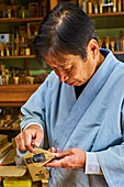 Japan, Insel Honshu, Region Kansai, Kyoto, Herr Tanimura Yasaburo, bei der Herstellung von Matchabesen