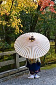 Junge mit einem Regenschirm in Ise jinju, Honshu, Japan, Asien