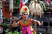 Eine weibliche Darstellerin tanzt während einer traditionellen balinesischen Barong- und Kris-Tanzshow, Batabulan, Bali, Indonesien