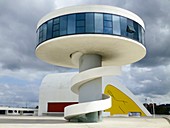 Aviles, Spanien - 6. September 2019: Ansicht des Niemeyer-Zentrums in Aviles. Das vom brasilianischen Architekten Oscar Niemeyer entworfene Kulturzentrum war seine einzige Arbeit in Spanien.