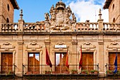 Barockgebäude aus dem 17. Jahrhundert, heutiges Rathaus, mit Arkaden, toskanischen Pilastern und Schild, Viana, Navarra, Spanien, Europa