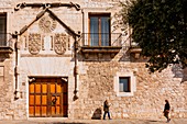 Fassade mit Eingangstür, Palacio de los Condestables de Castilla, im Volksmund als Casa del Cordón bekannt, ist ein Palast aus dem 15. Jahrhundert, der sich im historischen Zentrum von Burgos befindet, Kastilien und Leon, Spanien, Europa