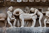 Skulptur von Menschen, die Sex mit Pferd haben, Khajuraho, Madhya Pradesh, Indien