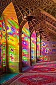 Nasir-ol-Molk-Moschee, auch bekannt als Rosafarbene, Lichtmuster aus farbigen Glasmalereien zur Beleuchtung der Iwan, Schiraz, Provinz Fars, Iran, Asien