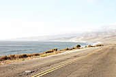 Strasse mit Ozean auf dem Weg zu Jalama Beach, Kalifornien, USA.