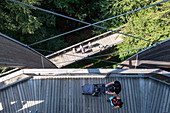Blick auf den Steg mit Besuchern am Aussichtsturm am Baumwipfelpfad, Nationalpark Bayerischer Wald, Neuschönau, Bayern, Deutschland, Europa