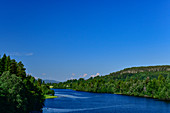 Blick auf einen blauen See mit Waldufer, bei Järvsö, Västernorrland, Schweden