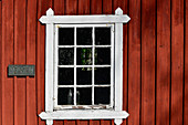 Ein Fenster in einem roten Schwedenhaus, Radaholmskvarn, Stengårdshult, Schweden
