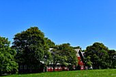 Ein großer Bauernhof mit altem Baumbestand bei Norrkvarn, Västergötland, Schweden