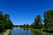 Blick auf dem Wanderweg und Götakanal bei Norrkvarn, Västergötland, Schweden