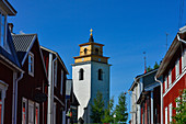 Alte Gasse mit roten Häusern und historische Kirche, Gammelstad, Luleå, Norrbottens Län, Schweden