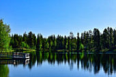 Ein Badesteg am See in Skaulo, Norrbottens Län, Schweden