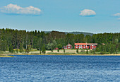 Ein großes Gehöft liegt an einem See nahe Järnboas, Provinz Örebro, Schweden