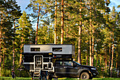 Pop-up-Camper Wildcat mit Ford Ranger auf einem Campingplatz in Lycksele, Västerbottens Län, Schweden