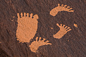 Petroglyphen von menschlichen Spuren, hergestellt vom Ute-Volk am Newspaper Rock im Indian Creek National Monument, ehemals Teil des Bears Ears National Monument im Süden von Utah, USA