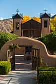 El Santuario de Chimayo wurde 1813 in der kleinen Gemeinde El Potrero außerhalb von Chimayo, New Mexico, USA, erbaut