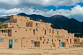 Taos Pueblo, die einzige bewohnte indianische Siedlung, die von der UNESCO zum Weltkulturerbe erklärt wurde, und ein nationales historisches Wahrzeichen in Taos, New Mexico, USA
