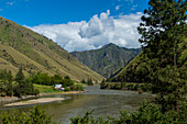 Blick auf Salmon River und einer Scheune bei Riggins, Idaho, USA