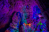 Die Schilfflötenhöhle (Ludi Yan, auch Reed Flute Caves) - beleuchtet mit farbigen Lichtern, Guilin, Guangxi, China LA008167