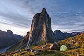 Norwegen, Senja, Man und zwei Zelte in der Nähe des Berges Segla bei Sonnenuntergang