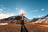 Blick auf ein Kreuz, umgeben von Bergen