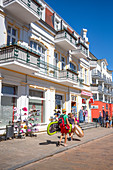 Promenade im Seebad Ahlbeck mit Urlaubern und Touristen, Usedom, Mecklenburg-Vorpommern, Deutschland