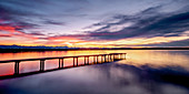 Steg bei Sonnenuntergang am Starnberger See, St. Heinrich, Bayern, Deutschland