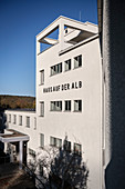 Haupteingang mit Schriftzug Haus auf der Alb, Bad Urach, Landkreis Reutlingen, Region Neckar-Alb, Schwäbische Alb, Baden-Württemberg, Deutschland